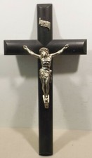 Großes schwarzes Holzkreuz /